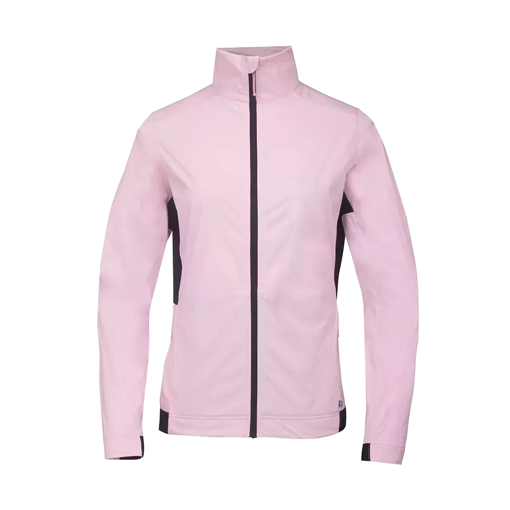 Lyserød, let jakke med slank silhuet og høj krave. Den lukkes med en sort, gennemgående lynlås og har kontrasterende mørke sidepaneler og manchetter, som giver et sporty look. Materialet ser vindtæt og let vandafvisende ud, ideel til forårsture. Designet er minimalistisk med et diskret logo på brystet og en lille flagdetalje ved linningen.