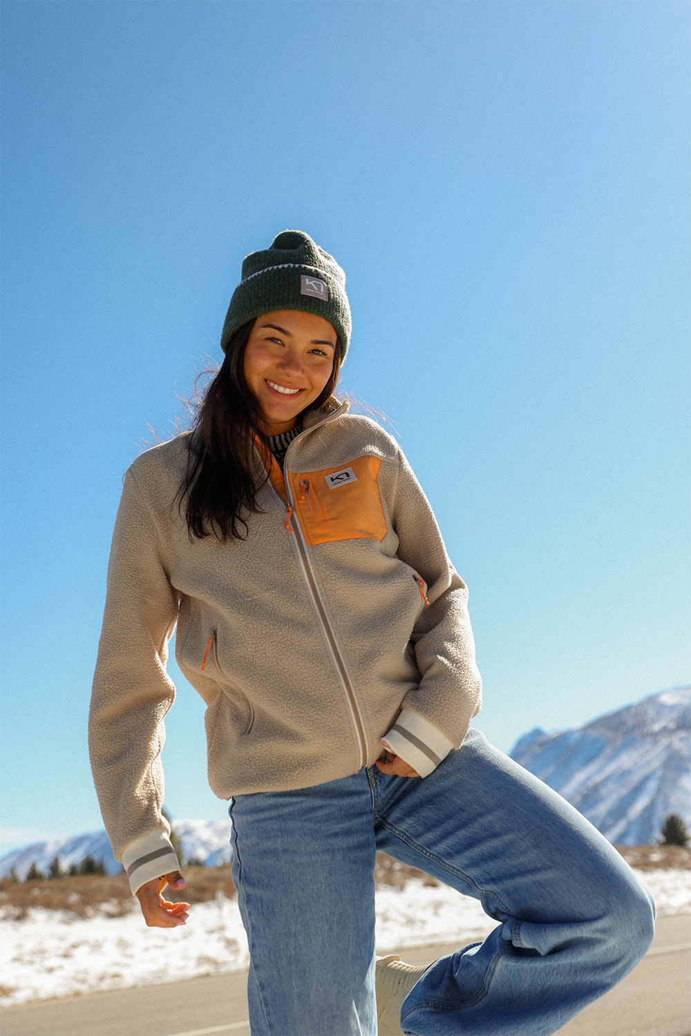 Dame iført brun Kari Traa Røthe fleece med sne i baggrund