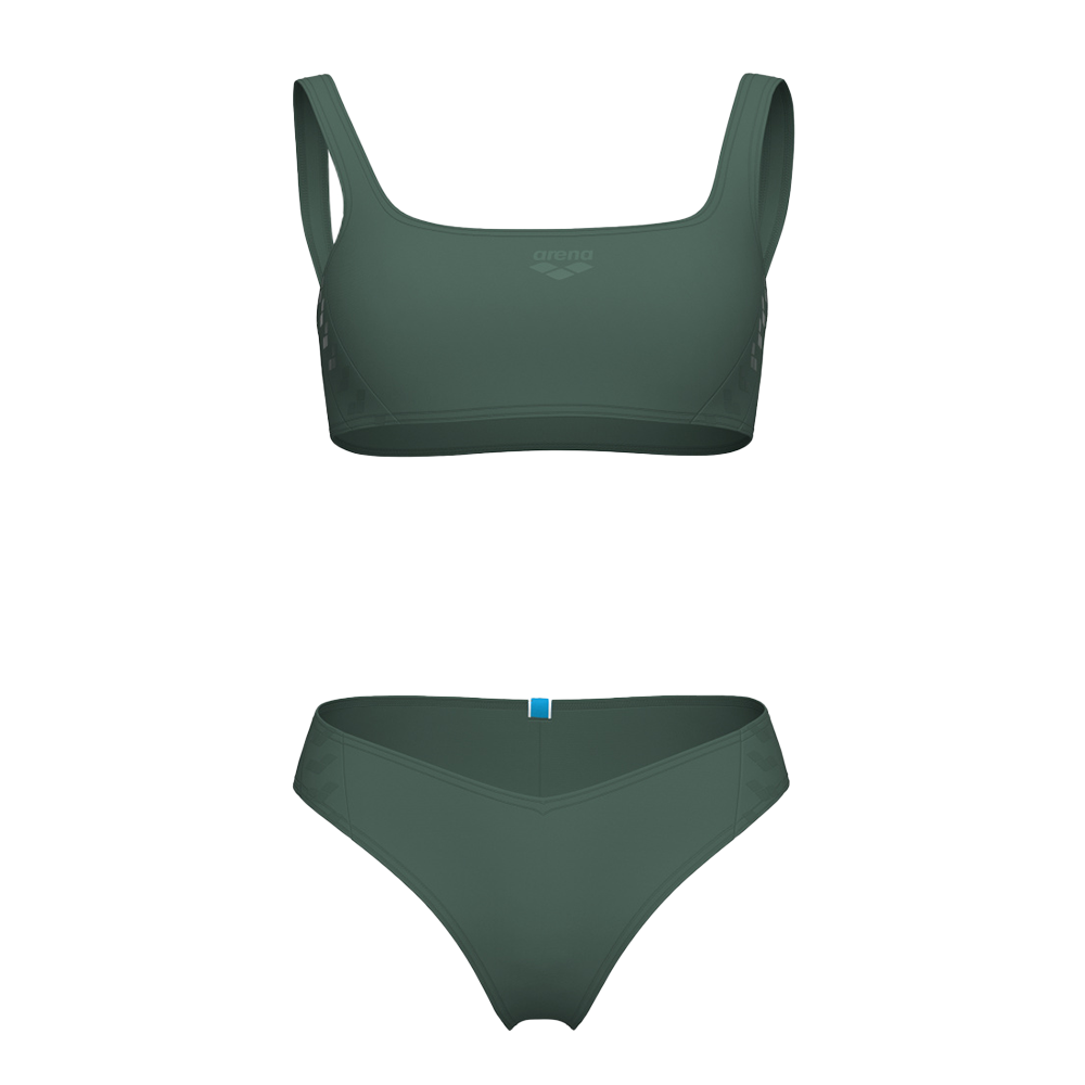 Et stilrent to-delt badesæt i dyb skovgrøn. Overdelen har et sportsligt snit med brede skulderstropper og afrundet firkantet udskæring, mens den matchende underdel har en V-formet linje foran og moderat dækning. Materialet virker glat og funktionelt, egnet til svømning og aktive stranddage. Diskret logo på overdelen og subtile sømdetaljer giver et minimalistisk, moderne udtryk uden unødig pynt.