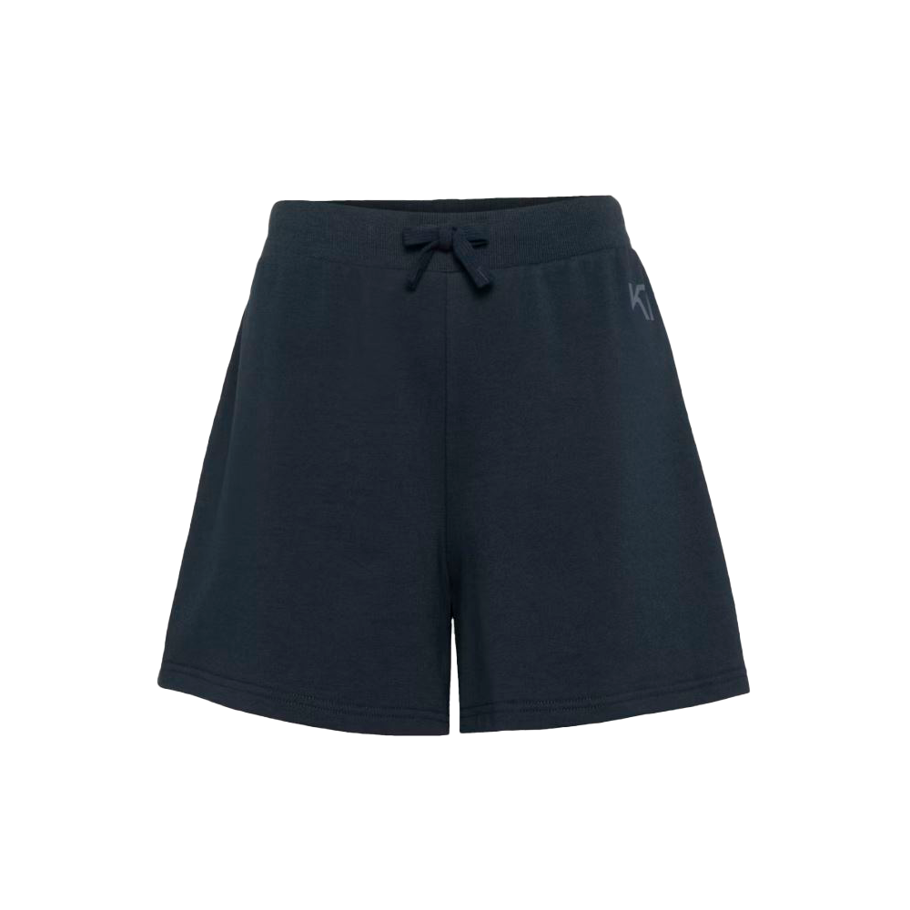 Disse mørkeblå, sporty shorts har et enkelt og afslappet design med en ribstrikket linning og justerbar snor foran. Stoffet virker blødt og behageligt — ideelt til hverdag eller træning. Benene er let vide med kort længde, hvilket giver god bevægelsesfrihed. Et diskret logo ved hoften understreger det minimalistiske look, mens syningerne og rene kanter bidrager til et solidt finish.