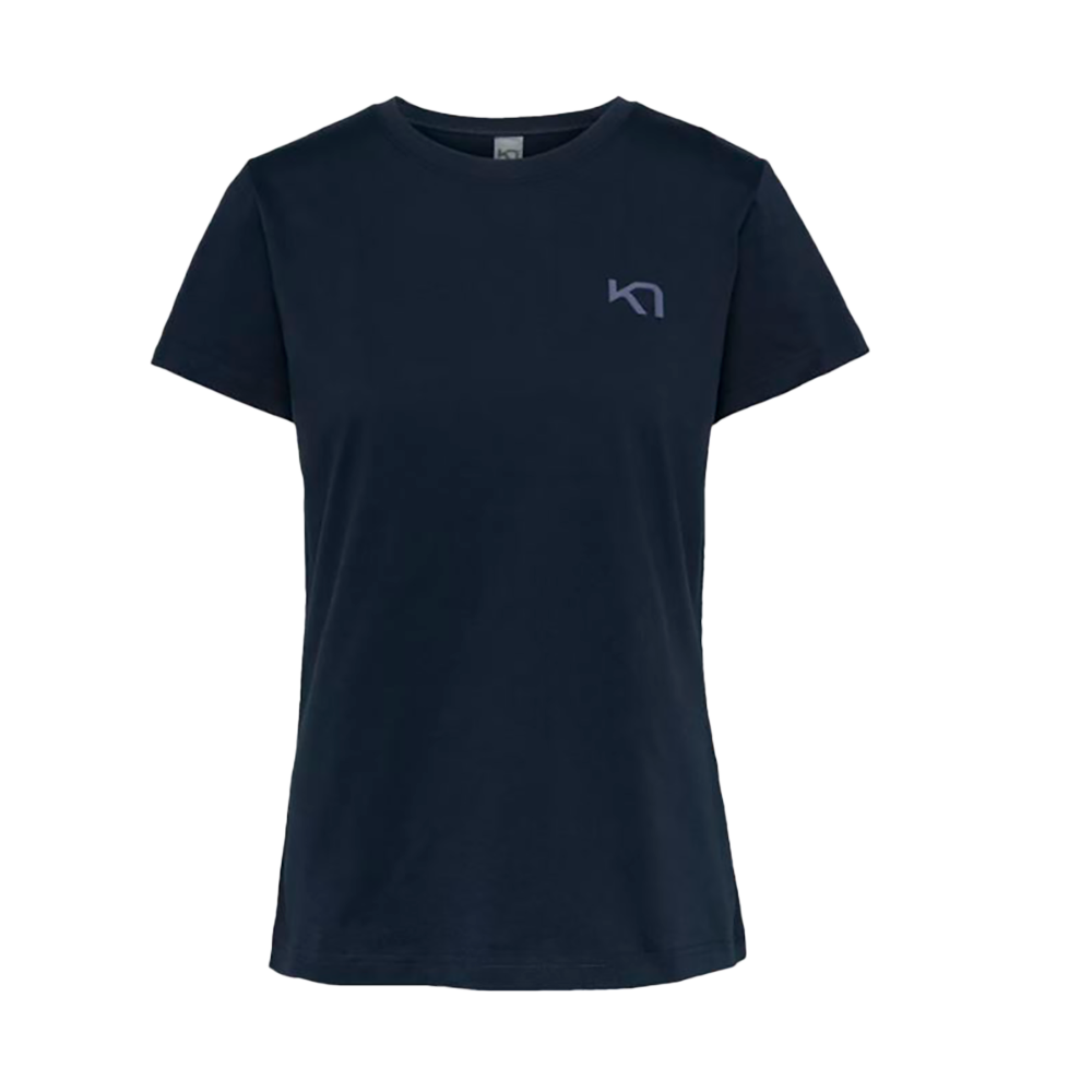 En enkel, mørkeblå t-shirt til kvinder med rund hals og korte ærmer. T-shirten har en ren og minimalistisk silhuet med let tilpasset pasform og et lille, diskret logo på venstre bryst. Stoffet virker blødt og behageligt, ideelt til hverdag eller som basislag. Den klassiske farve og det minimalistiske design gør den let at kombinere med jeans, nederdel eller træningstøj.