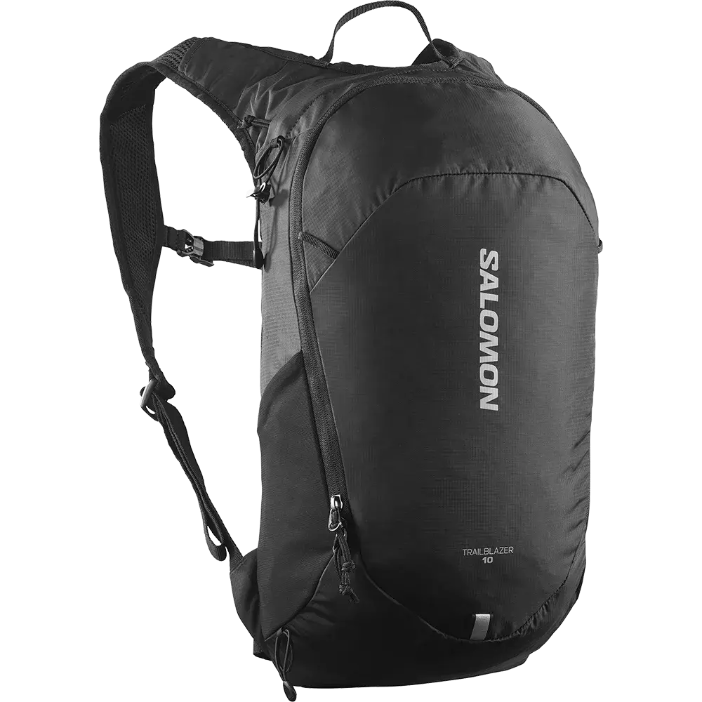 Rygsækken er en sort, strømlinet Salomon Trailblazer 10 med tydeligt vertikalt logo. Den har justerbare, polstrede skulderremme, brystrem og flere lynlåslommer, hvilket giver praktisk opbevaring til korte ture. Designet virker let og kompakt med et diskret bærehåndtag i toppen. Ideel til dagsture eller pendling, hvor funktionalitet og enkel, sporty æstetik prioriteres.
