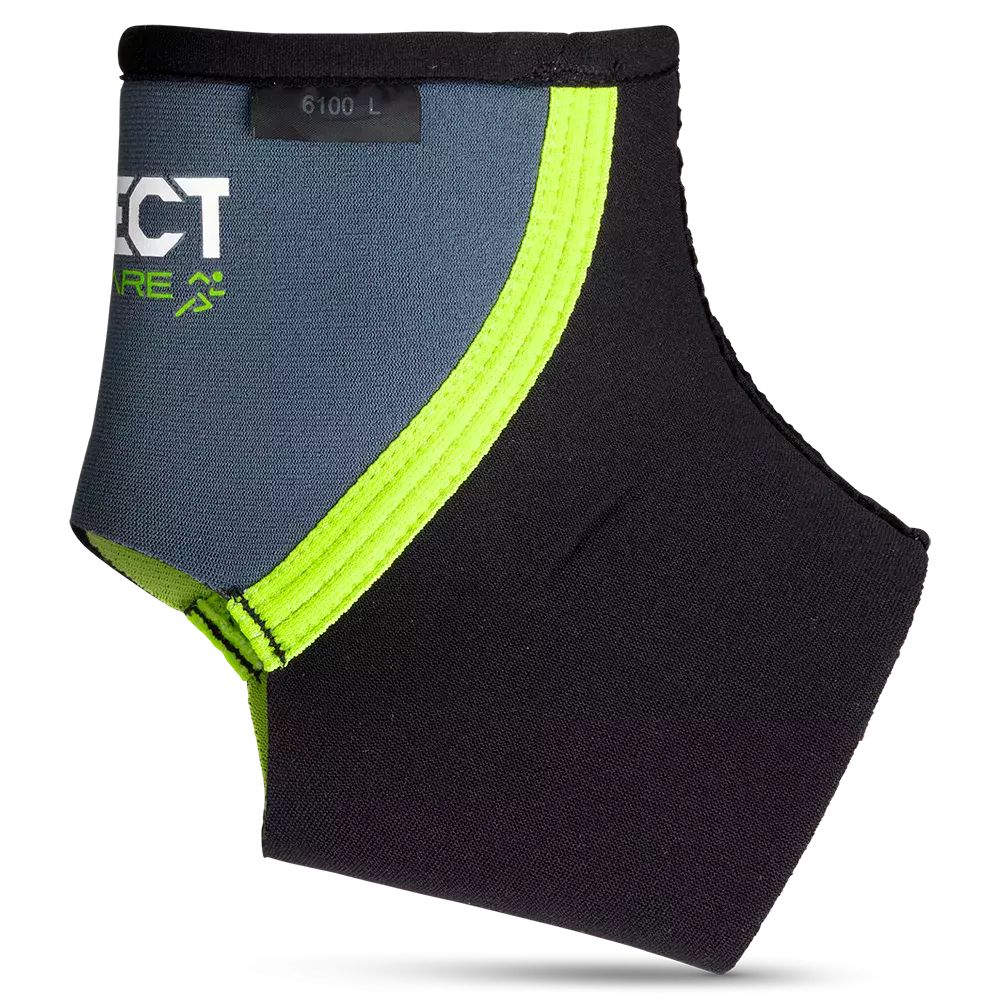 Et nærbillede af en neoprenstøtte i sort og grå med en markant neon-gul syning. Produktet har forstærkede sømme, elastisk kant og en skarp farvedetalje, der øger synligheden. Materialet virker blødt og fleksibelt for god pasform og kompression omkring leddet. Designet lægger op til sport og genoptræning, hvor stabilitet og komfort er i fokus.