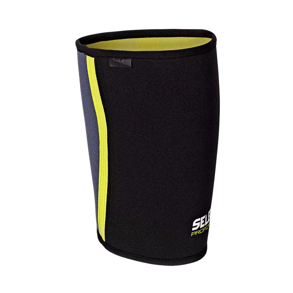 På billedet ses et enkelt, sort neoprenærme med en lysneon-gul inderside og en matchende gul kantstribe. Materialet virker tykt og fleksibelt, designet til at isolere og give støtte under træning. Produktet har en enkel finish og et diskret logo nederst, hvilket giver et sporty og funktionelt udtryk. Det kan bruges som knæ- eller lændestøtte eller som varmer til træningssituationer.