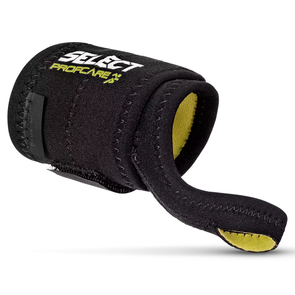 Sort neoprenstøtte med gul foring og tydeligt "SELECT PROCARE"-logo. Produktet har kraftige syninger, en justerbar velcrorem og en åben, polstret ringform, som giver stabil kompression omkring led eller tommelfinger. Designet virker let og fleksibelt, egnet til sport og genoptræning, hvor støtte og bevægelsesfrihed skal kombineres. Overfladen er blød og vaskbar, med slidstærke kanter for længere holdbarhed.