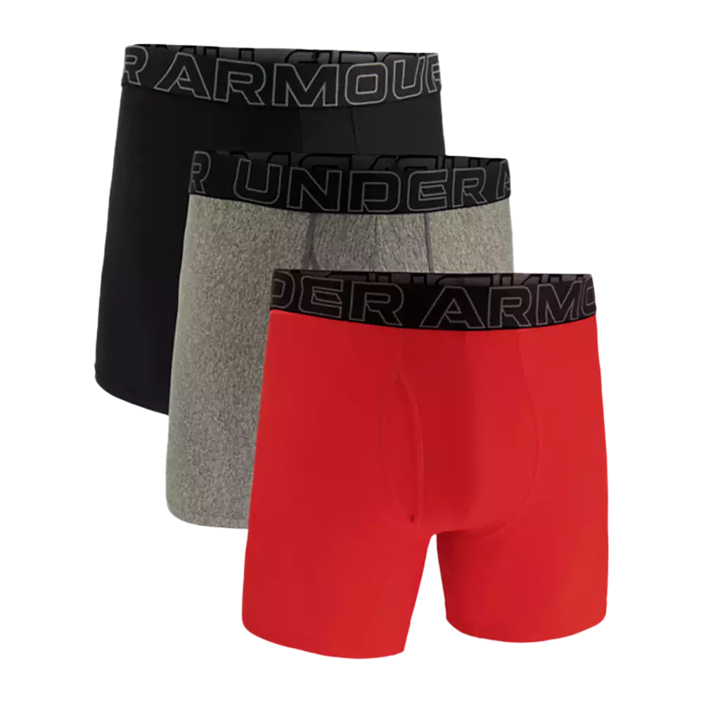 Tre-pak højtaljet boxershorts i minimalistisk design: en rød, en grå og en sort model. Kort benlængde, tætsiddende snit og bred, elastisk linning med "UNDER ARMOUR"-logo giver et sporty og moderne udtryk. Glat, strækbart materiale sikrer bevægelsesfrihed og komfort til hverdag eller træning. En simpel, funktionel basispakke med fokus på pasform og holdbarhed.
