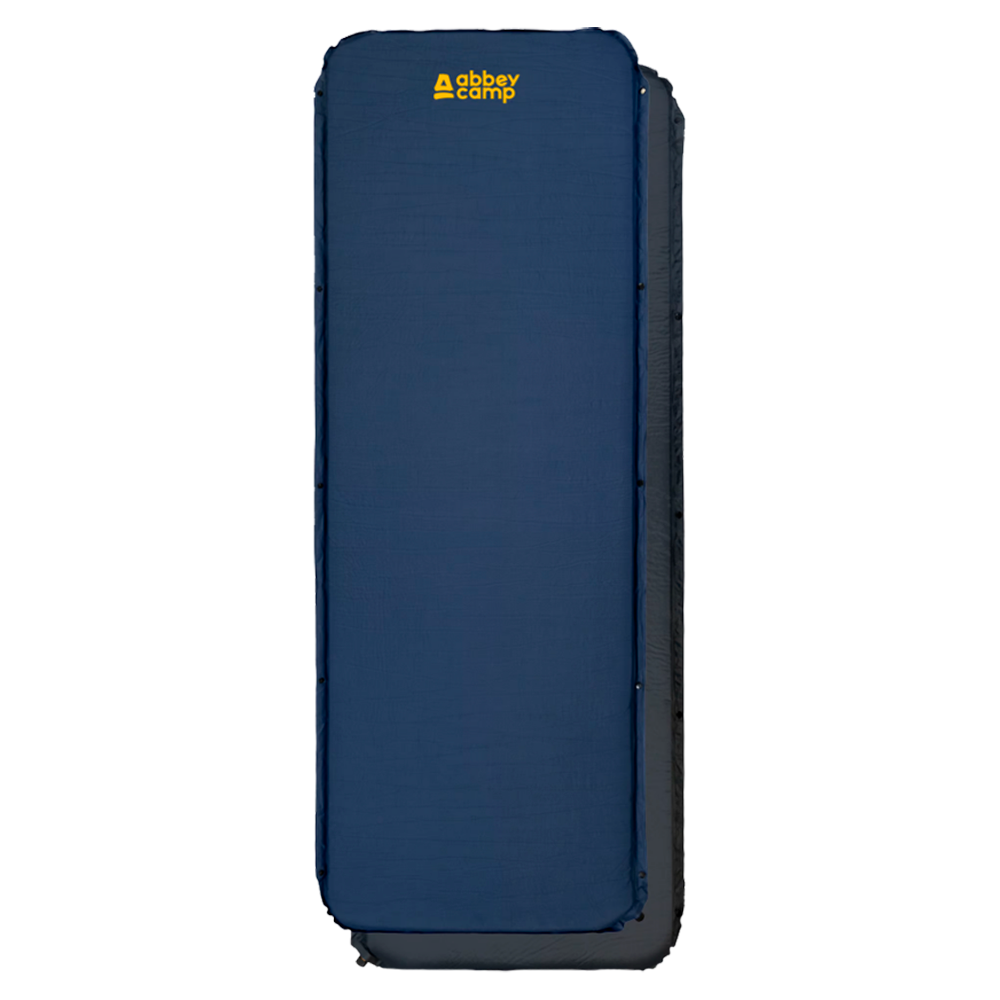 Dette billede viser et rektangulært, mørkeblåt oppusteligt liggeunderlag fra Abbey Camp med et lille gult logo øverst. Overfladen er jævn og let polstret med afrundede hjørner og synlige sømme langs kanten. Undersiden er mørkere, og en ventil ses ved enden. Produktet fremstår robust og praktisk til camping eller overnatninger, designet til komfort, isolering og nem pakning.