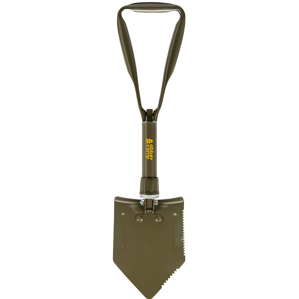 Billedet viser en foldbar, olivengrøn feltskovl med D-formet håndtag og et spidst, trekantet blad. Den har savtakket kant på den ene side, kraftigt metal og et lille logo på skaftet. Designet er robust og multifunktionelt, beregnet til camping, havearbejde eller overlevelsesture. Den sammenfoldelige konstruktion gør den kompakt og let at pakke, samtidig med at den bevarer stabilitet under brug.