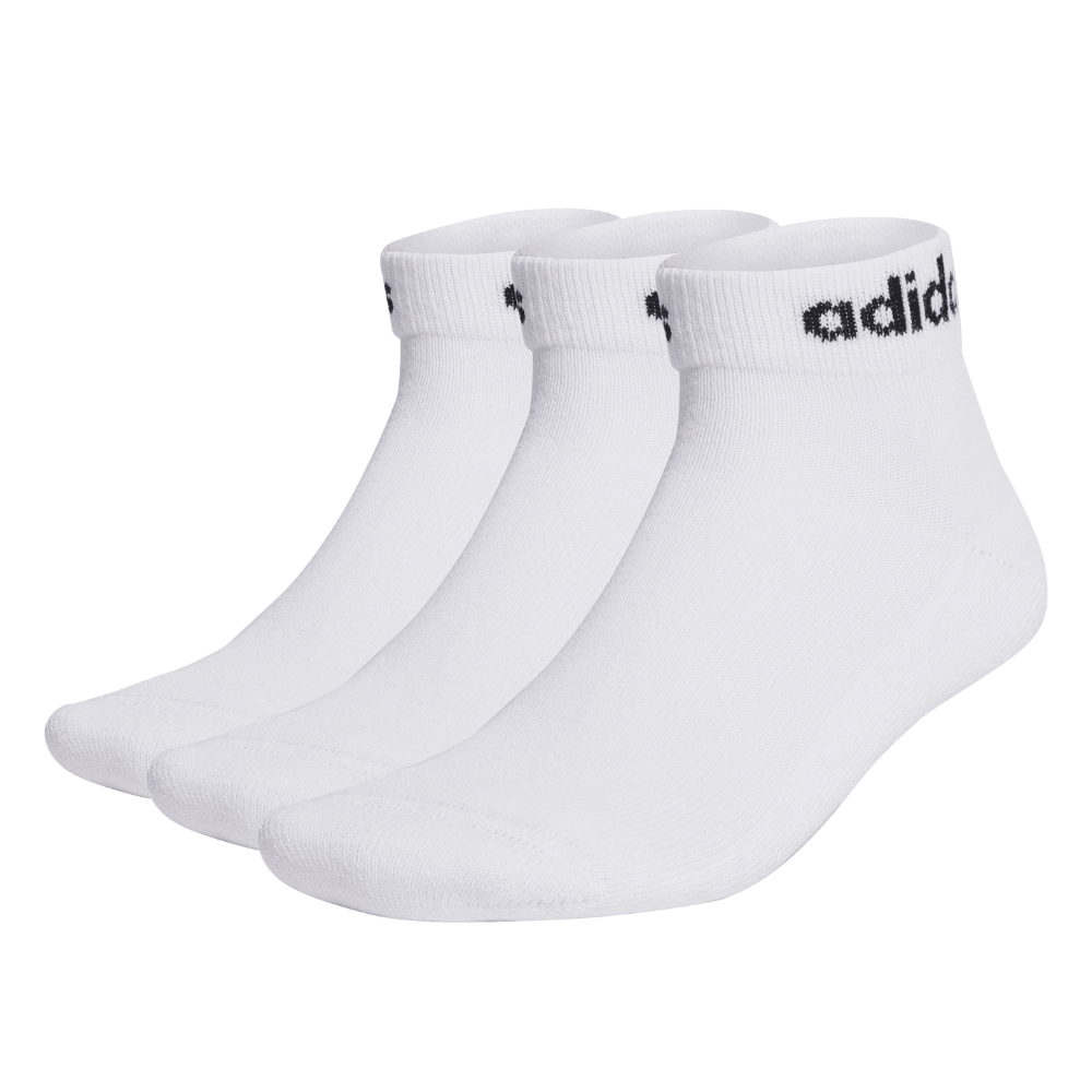 Et sæt på tre hvide ankelsokker med en kort ribbet manchet og sort "adidas"-logo langs kanten. Sokkerne har et enkelt, minimalistisk design med glat overflade og forstærket tåparti, der signalerer holdbarhed. De ser bløde og åndbare ud, velegnede til både sport og hverdag. Den neutrale hvide farve gør dem lette at kombinere med sneakers og fritidstøj.