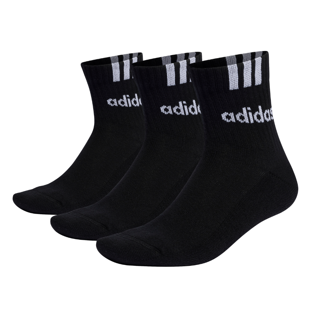 Tre sorte, mellemhøje sokker med tydeligt hvidt logo og tre striber øverst står pænt arrangeret i billedet. Stoffet virker ribbet og blødt med let polstret fodparti, designet til hverdag og sport. Sokkerne har en neutral, minimalistisk stil der passer til sneakers og træning, samtidig med at de giver god støtte omkring ankel og skaft.