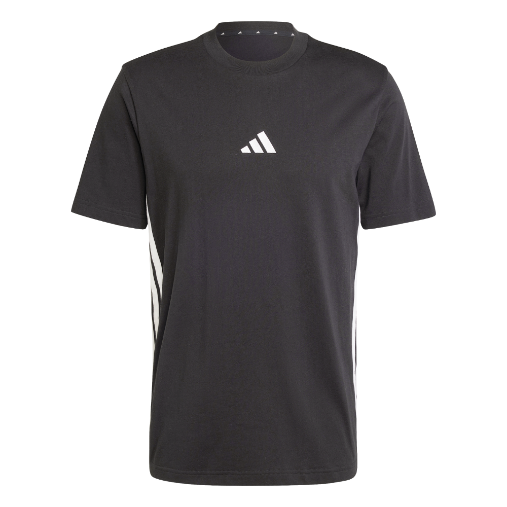 Sort T-shirt i klassisk, afslappet pasform med korte ærmer og rund hals. Fronten er enkel med et lille hvidt Adidas-logo midt på brystet, mens de karakteristiske hvide striber ses langs siderne. Tøjet virker lavet i blødt, let bomuld eller bomuldsblanding, egnet til både træning og hverdag. Enkel og sporty stil, nem at matche med jeans eller træningsbukser.