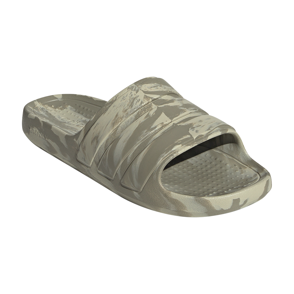 Et enkelt, moderne slide-sandal i lyse khaki- og beige nuancer med marmoreret camouflageprint. Skoen er støbt i blød, stødabsorberende skum med en bred overspændt rem og åben tå. Indersålen har små masserende nupper for bedre greb og komfort, mens ydersålen er robust og skridsikker. Den minimalistiske, ergonomiske form gør sandalen ideel til strand, pool eller afslappet hverdagsbrug.