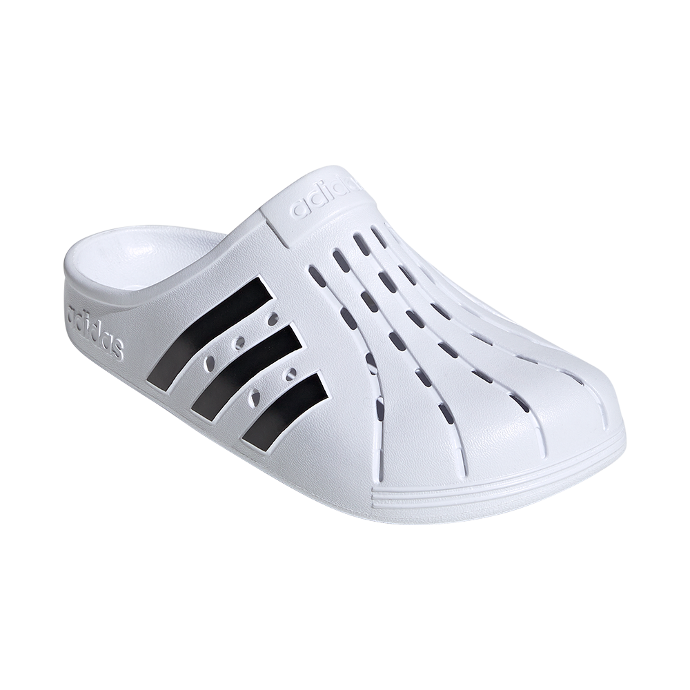 Et enkelt, hvidt slip-on klip-sandal fra Adidas med tre karakteristiske sorte striber på siden. Skoen er lavet i let, formstøbt EVA-lignende materiale med mange ventilationsåbninger for hurtig tørring og god luftcirkulation. Rundet tå og lukket front giver beskyttelse, mens den skridsikre sål og komfortable indersål gør den velegnet til strand, pool eller hverdagsbrug. Nem at rengøre og praktisk.