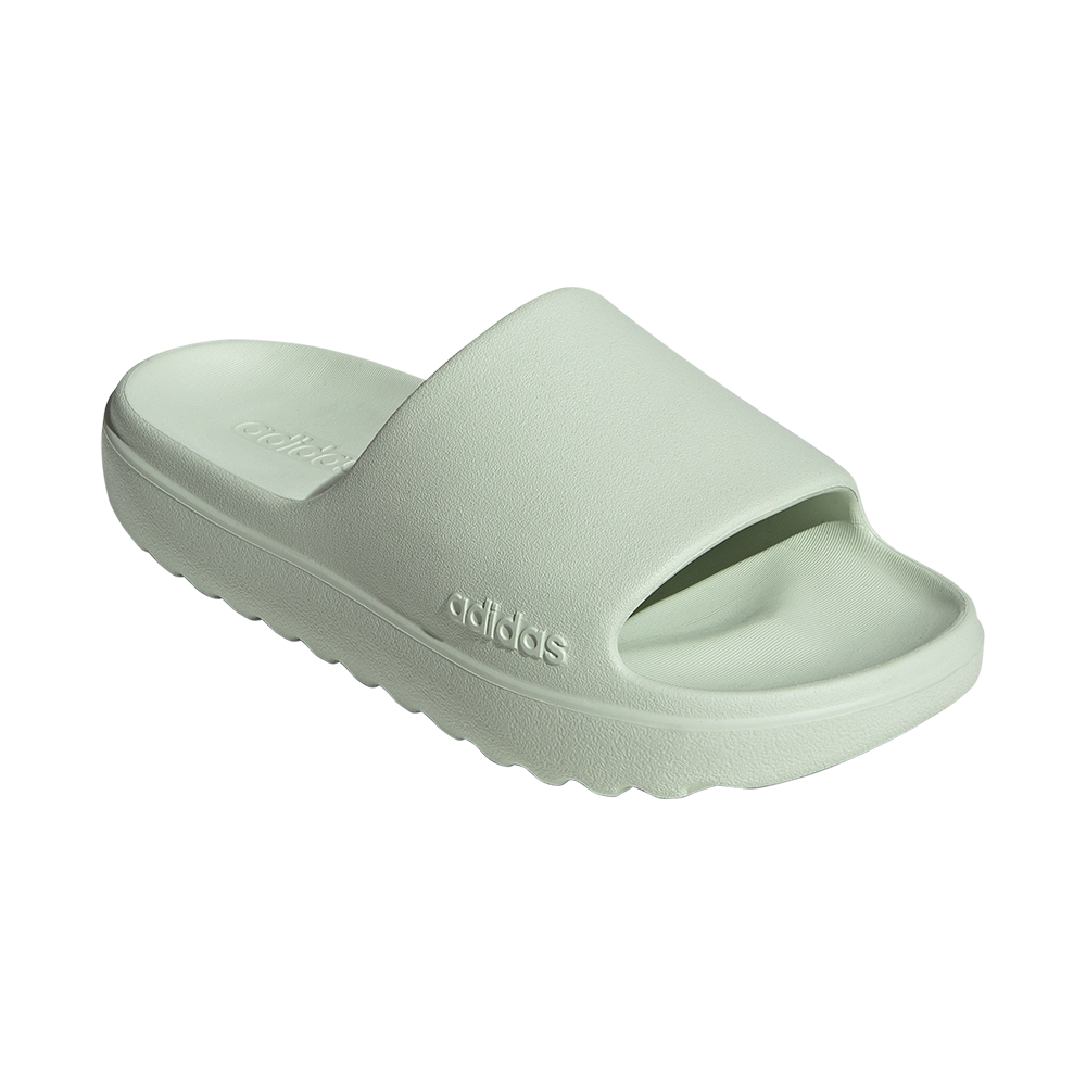 En enkel, mintgrøn slidesandal fra adidas med en bred, enkel rem og en kontureret fodseng. Sandalen har en bred, buet sål med bølget yderside og præget adidas-logo på siden. Minimalistisk design i ét stykke skumgummi giver et moderne, casual udtryk, egnet til bade, strand eller afslappet hverdagsbrug. Let at trække af og på.