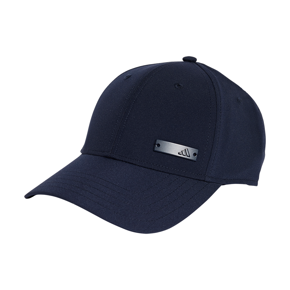 Et mørkeblåt baseball-cap i enkelt, moderne design. Kasketten har en buet skygge, synlige syninger og seks paneler med ventilationshuller, hvilket giver et tidløst og sporty udtryk. Et lille rektangulært metalplade ved fronten tilføjer et diskret, stilrent dekorativt element. Materialet virker glat og let struktureret, egnet til både hverdag og sport, og kasketten fremstår velkonstrueret og komfortabel.