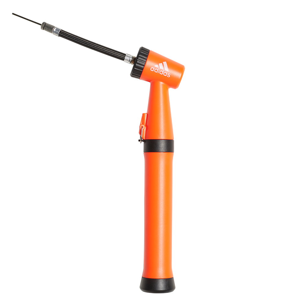 adapter og en tynd metalnål til at pumpe fodbold, basketball eller cykelhjulsdæk. Pumpen virker robust og let at tage med i taske eller rygsæk takket være sit kompakte design. Sorte gummifødder og en låseclips giver stabilitet og sikker opbevaring.