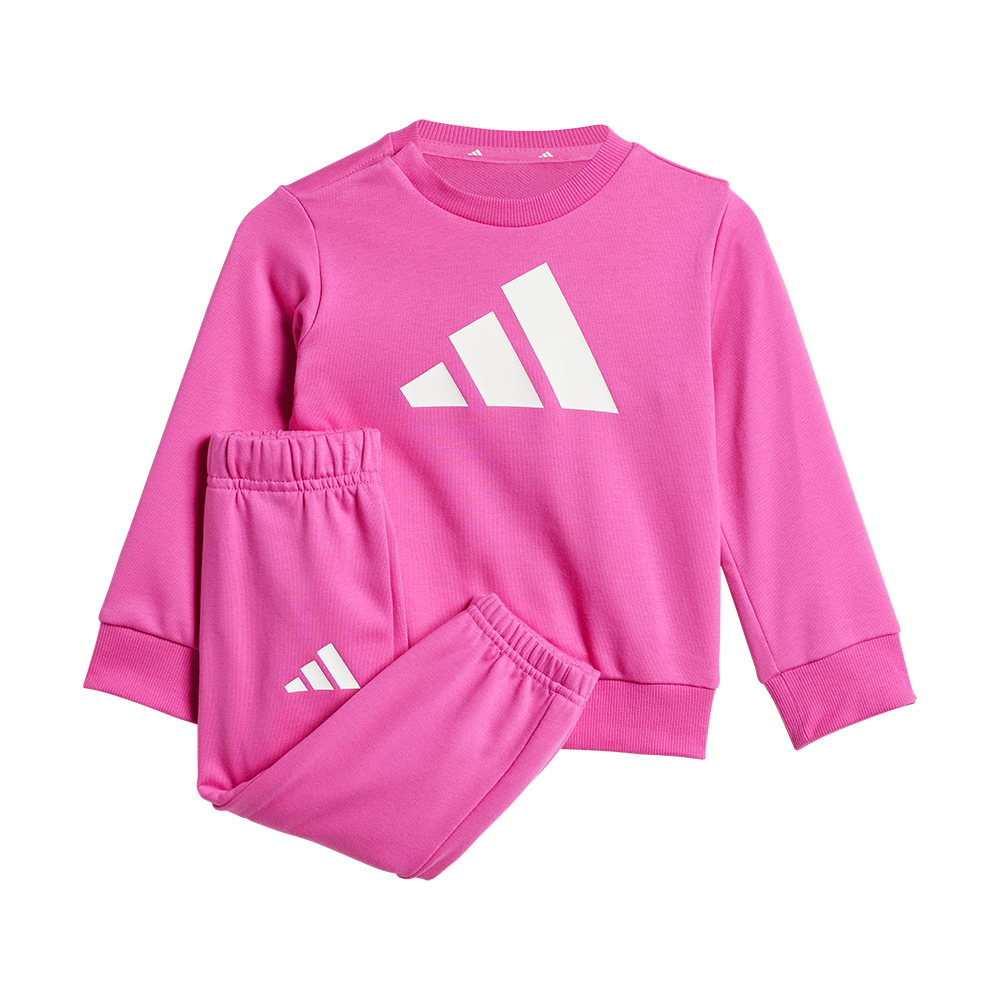 Et vibrant pink træningssæt bestående af en rundhalset sweatshirt og matchende joggebukser. Sættet har ribkanter ved ærmer og talje, elastisk linning og et stort, hvidt logo midt på brystet samt et mindre logo på benet. Materialet ser blødt og strækbart ud, ideelt til leg, sport eller afslappet hverdagsbrug. Enkel, sporty og nemt at style med sneakers eller en jakke.