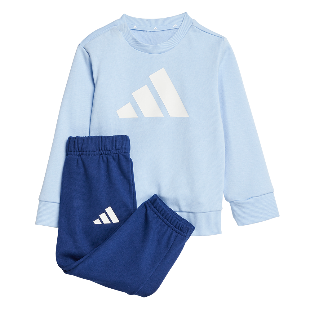 Lyseblå sweatshirt og mørkeblå træningsbukser i et enkelt, sporty design. Sweatshirten har rund hals, ribkanter ved ærmer og talje samt en stor, hvid Adidas-logo på brystet. Bukserne er med elastisk talje og slanke ben, også med lille logo på låret. Sættet er lavet i blødt, åndbart materiale ideelt til leg og hverdagsbrug, nemt at tage af og på for børn.