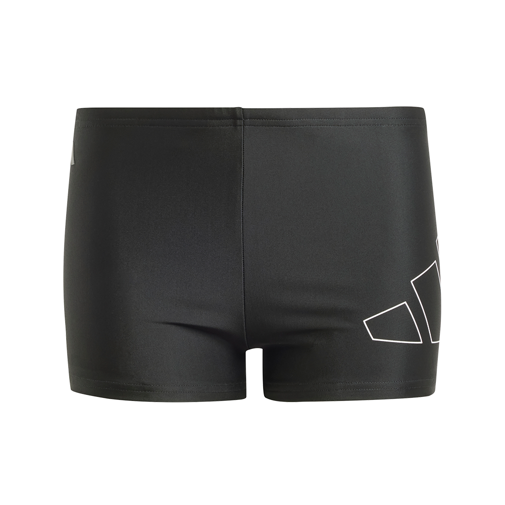 Et par sorte, tætsiddende badeshorts i et kort, firkantet snit med lav talje og brede benåbninger. Stoffet virker glat og strækbart, hvilket tyder på hurtigtørrende og klorresistent materiale egnet til svømning og træning. En diskret, hvid geometrisk logo-detalje pryder højre side, mens flade, forstærkede syninger og en elastisk linning sikrer komfort og et enkelt, moderne udtryk.