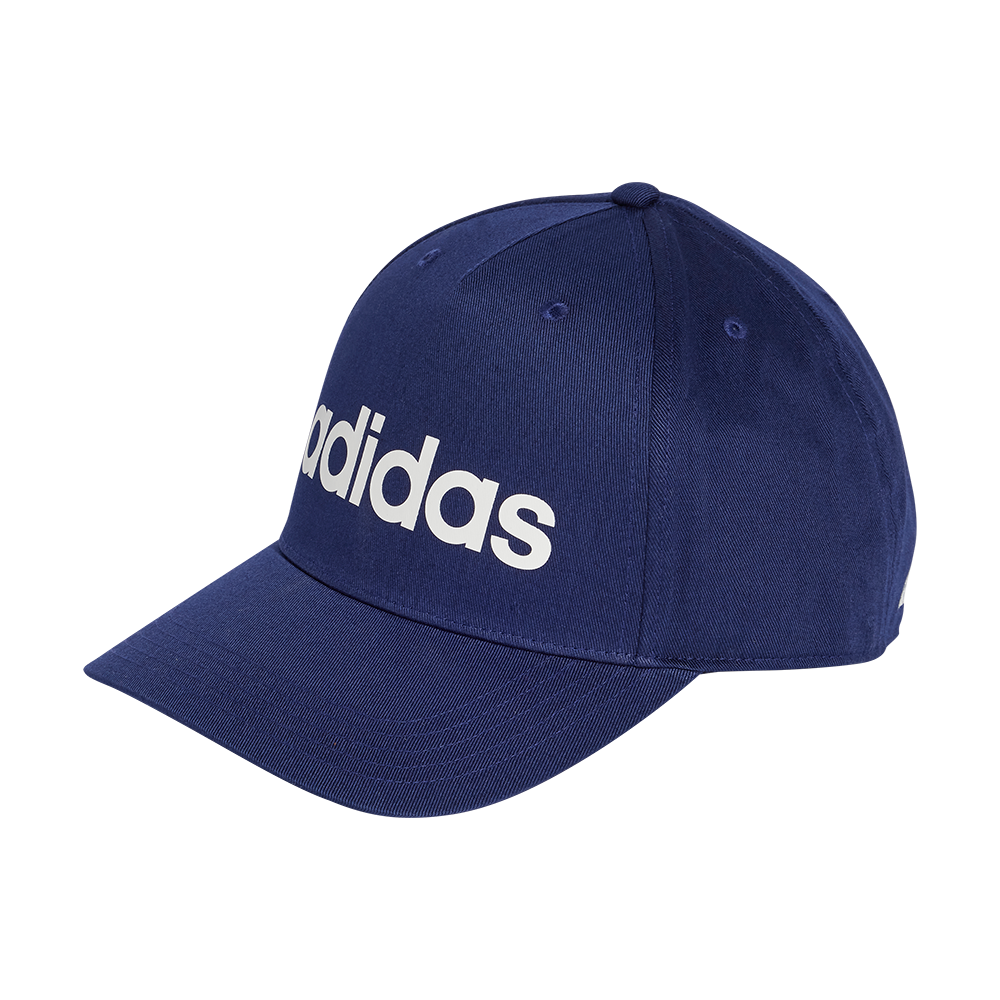 Et mørkeblåt Adidas-baseballkasket med en buet skygge og et stort, hvidt "adidas"-logo diagonalt placeret på fronten. Kasketten har seks paneler, små ventilationshuller øverst og en fast form, der giver et sporty og afslappet udtryk. Den enkle kontrast mellem det dybe blå og den klare hvide tekst gør designet moderne og nemt at kombinere til både fritid og træning.