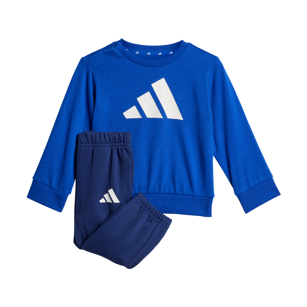 Et børnesæt bestående af en klarblå sweatshirt og mørkeblå joggingbukser. Sweatshirten har rund hals, ribkanter ved ærmer og bund samt et stort hvidt trestribet logo på brystet. Bukserne har elastisk talje og et mindre matchende logo ved låret. Sættet virker blødt og praktisk til leg eller hverdag, med enkel og sporty stil i kontrastfulde blå nuancer.