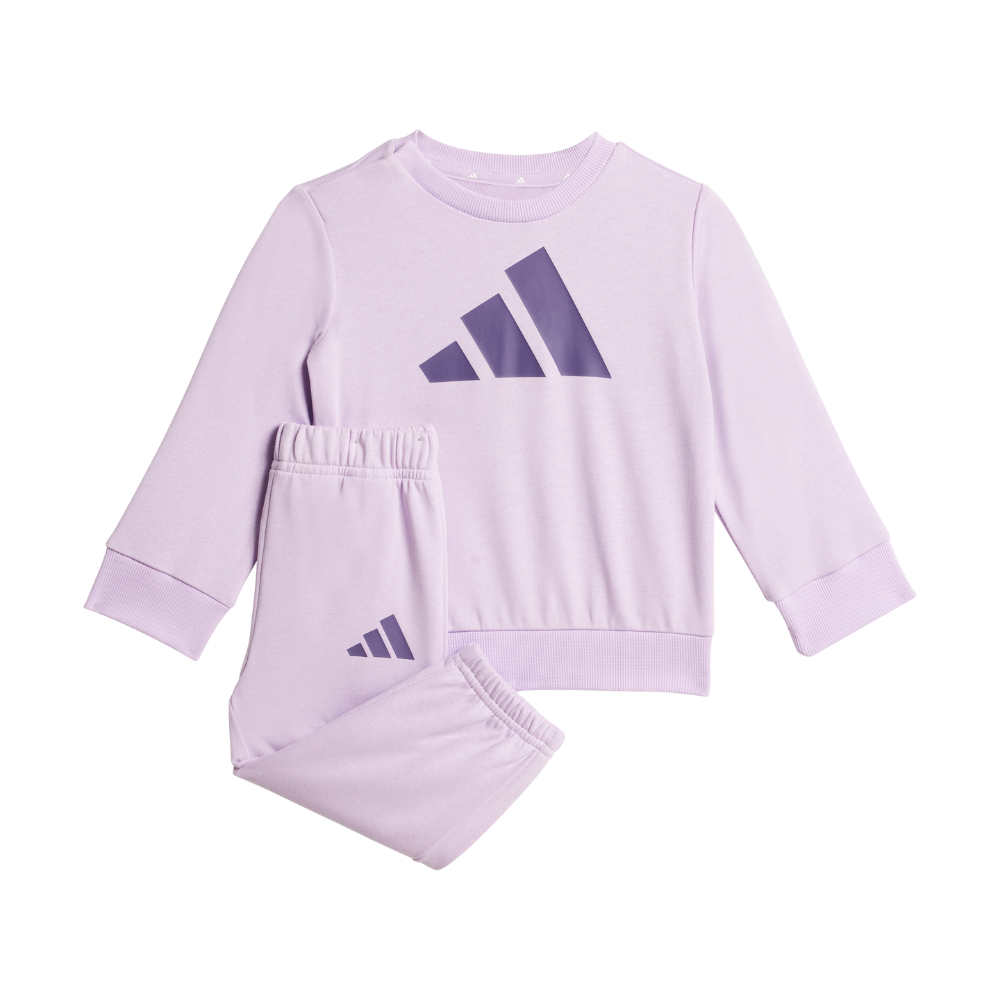 Denne lyse lilla træningsdragt til børn består af en sweatshirt og matchende bukser. Sættet har rund hals, ribkanter ved ærmer og kant samt elastisk linning for god pasform. Et mørkere lilla adidas-logo pryder brystet og buksebenet, hvilket giver et enkelt og sporty look. Det bløde, åndbare materiale sikrer komfort til leg, hverdag og afslapning.