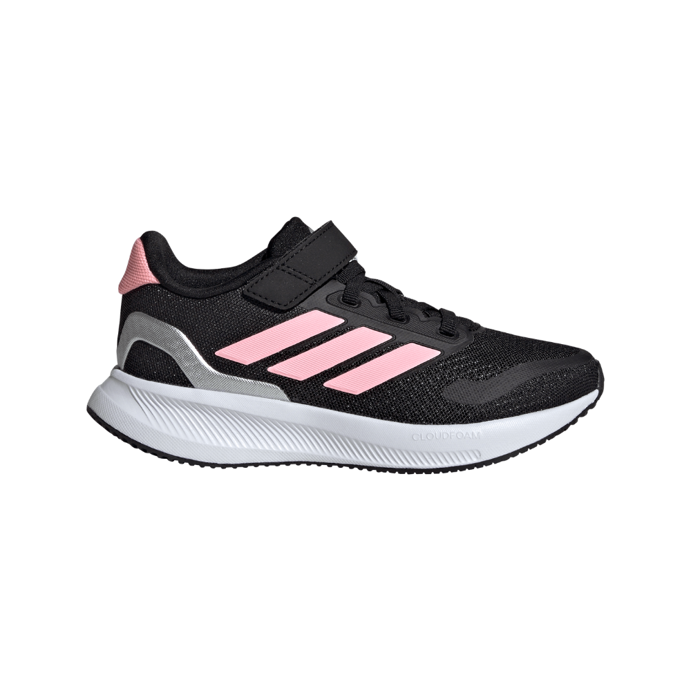 Sort sportssko i let, åndbart mesh med tre lyserøde striber langs siden og matchende lyserød hælkappe. Skoen har snørebånd plus en praktisk velcrolukning øverst for nem pasform. Den hvide, formstøbte mellemsål giver synlig dæmpning (Cloudfoam) og buet profil for komfort under gang og løb. Et stilrent og funktionelt valg til børn eller voksne, der vil have både stabilitet og et feminint touch.