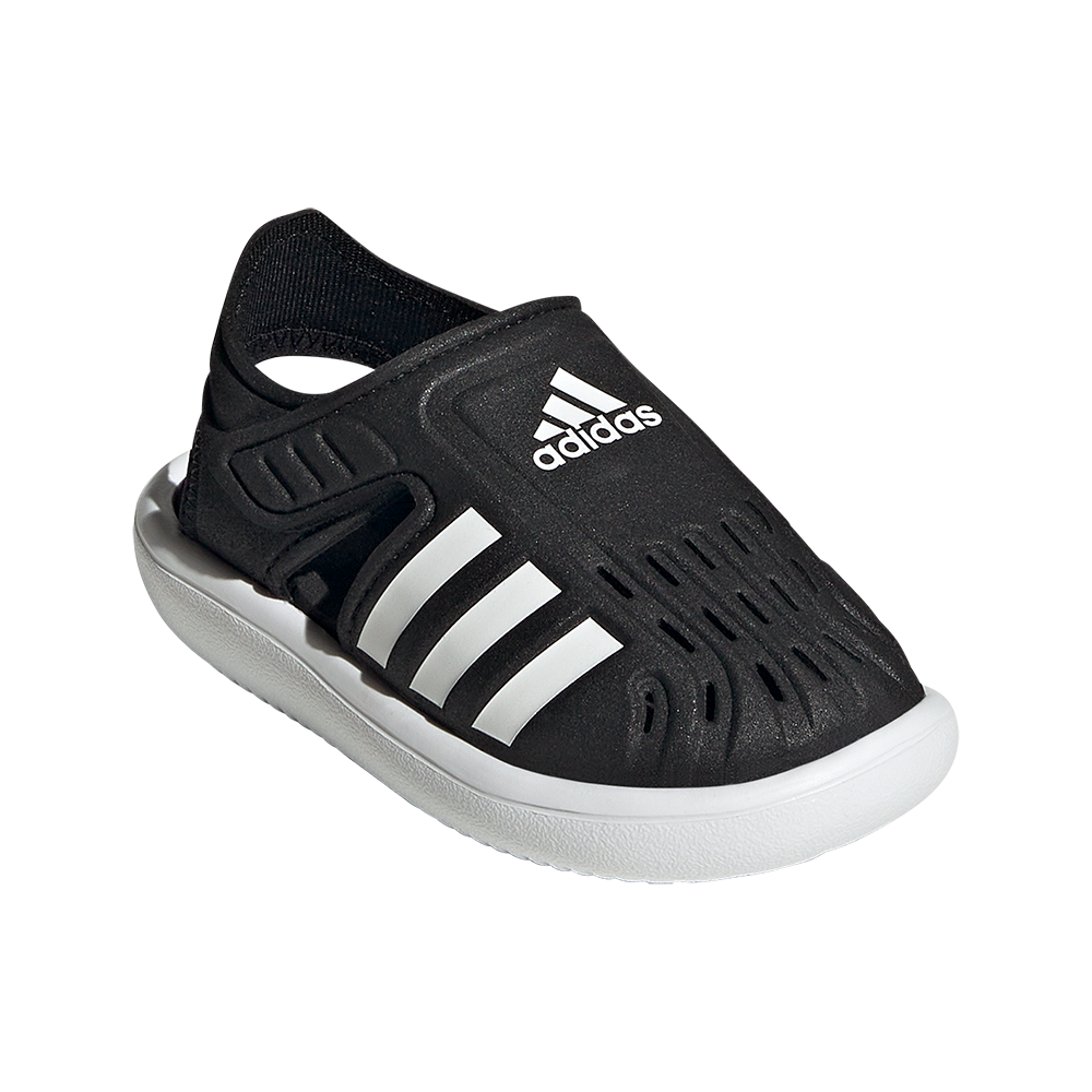 Et sporty, sort Adidas børne- eller juniorsandal med lukkende forside og åndbare perforeringer. Skoen har tre hvide striber på siden, et hvidt, blødt ydersål og elastisk hælkappe, der giver sikker pasform. Materialet virker let og vandafvisende, velegnet til leg eller strandbrug. Det enkle design kombinerer funktionalitet og brandets ikoniske look. Praktisk til både indendørs og udendørs aktiviteter.