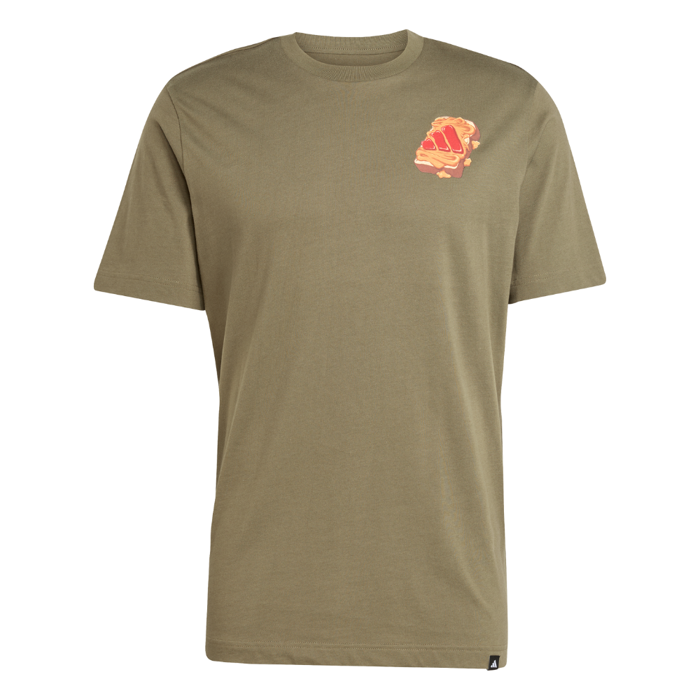 Olivenfarvet T-shirt i klassisk crewneck og kortærmet, med en enkel, afslappet pasform. Stoffet ser ud til at være blødt bomuld, hvilket giver et casual og behageligt udtryk. På venstre bryst er et lille, grafisk motiv i varme røde og orange nuancer, der tilføjer et iøjnefaldende, legende element. Perfekt til hverdagsbrug, layering eller som del af et minimalistisk streetwear-look.