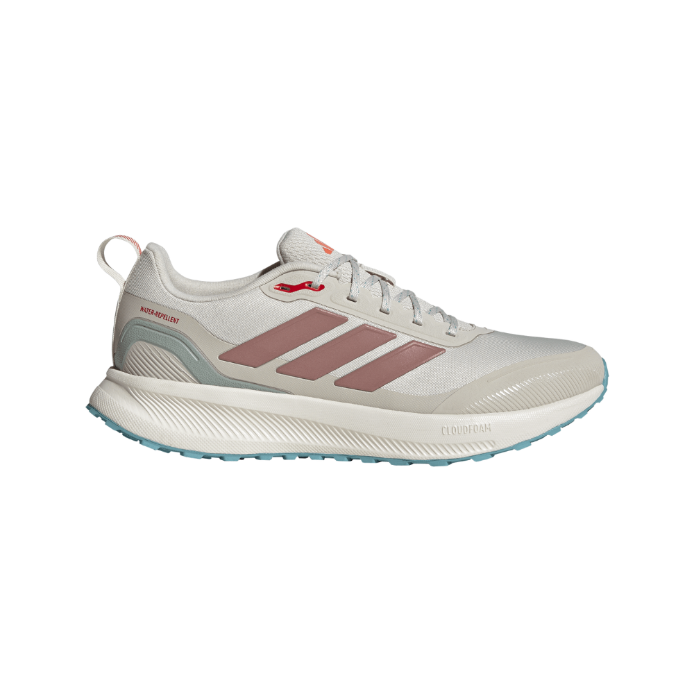 Et par løbesko fra adidas i et stilrent, moderne design. Overdelen er lys sandfarvet mesh med tre rosafarvede striber i siden og små røde detaljer ved snørehullerne. Skoen har en polstret krave, praktisk hæl-loop og en tyk Cloudfoam-mellemsål med god stødabsorbering. Ydersålen er skridsikker, og materialerne virker vandafvisende, egnet til både træning og hverdag.