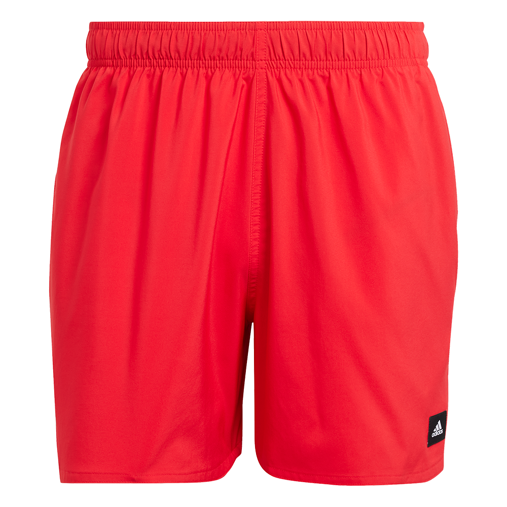 Et par klare røde sportsshorts i enkel og funktionel stil. Shortsen har elastisk linning for komfort og let pasform, flade syninger og en glat, letvægtsfibre, der virker hurtigtørrende. Designet er uden mønster, med et lille sort Adidas-logo i nederste højre hjørne, hvilket giver et minimalistisk, sporty udtryk velegnet til træning, løb eller aktive fritidsaktiviteter.