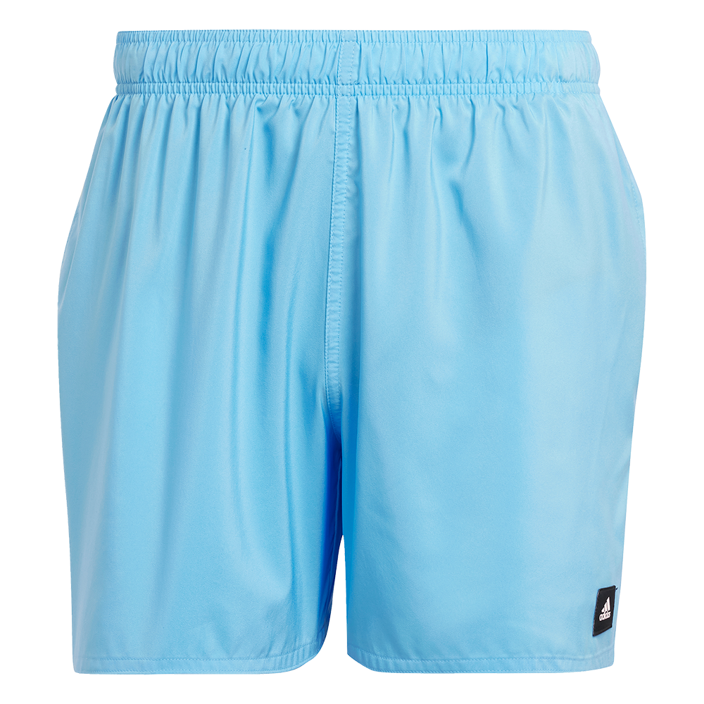 Lyseblå shorts med enkel og ren æstetik, udført i et glat, let materiale. De har en bred elastisk talje for komfortabel pasform og en løs, afslappet silhuet. Et lille sort Adidas-logo sidder diskret nederst på benet. Shortsene virker velegnede til stranden, poolen eller afslappet træning, hvor funktionalitet og enkel stil kombineres.