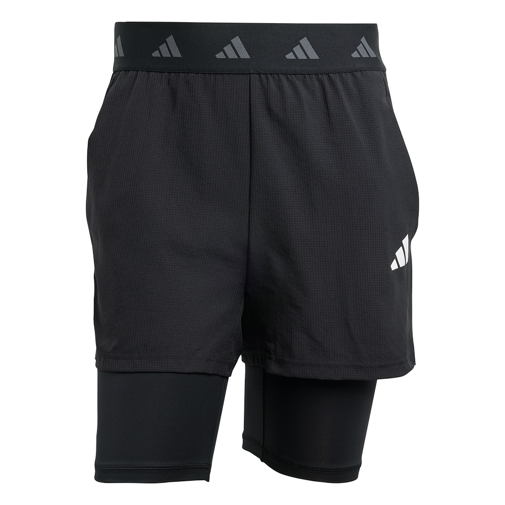 Sort 2-i-1 træningsshorts med en løs ydershorts og tætsiddende indertights. Elastisk linning prydes af gentagne Adidas-logoer, mens et hvidt logo sidder på ydersiden af låret. Materialet virker let og åndbart med en diskret tekstur, designet til løb og funktionel træning. Den kombinerede konstruktion giver bevægelsesfrihed og støtte, så du kan træne komfortabelt uden at skifte tøj.
