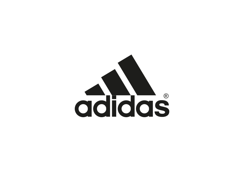 Billedet viser det sorte Adidas-logo på en mørk baggrund. De tre skrå striber danner et trekantet mountain-motiv over det lavtstående navn 'adidas' i små bogstaver. Designet er enkelt og genkendeligt, med minimalistisk typografi og markant ikonografi, som signalerer sport, bevægelse og moderne æstetik. Logoet står centralt og afbalanceret i kompositionen.