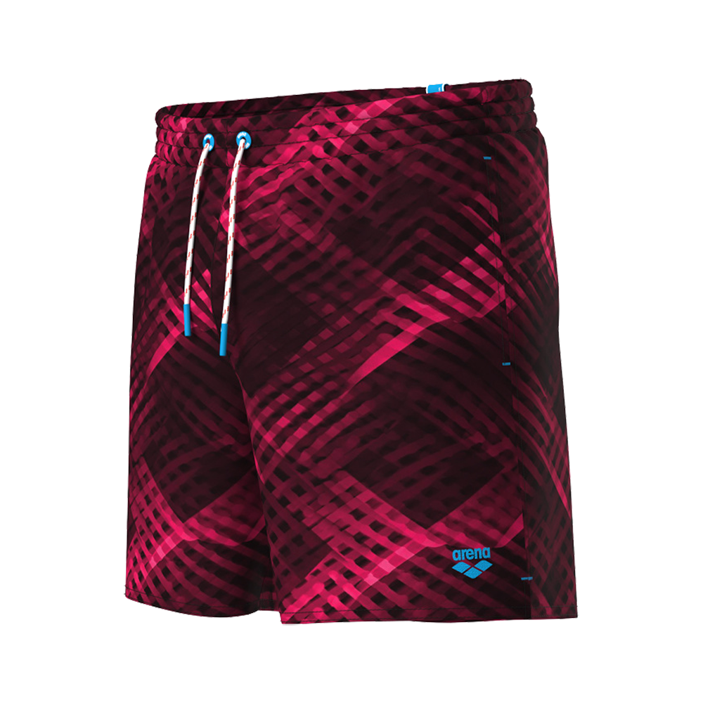 Et par korte badeshorts i dyb bordeaux med et dynamisk, krydset mønster i forskellige nuancer af pink og rød. Shortsen har en elastisk linning med hvide snore og blå ender samt kontrastfyldte blå snørehuller. Materialet ser glat og hurtigtørrende ud, og et lille blå 'arena'-logo sidder nederst på benet. Moderne, sporty og velegnet til strand eller pool.