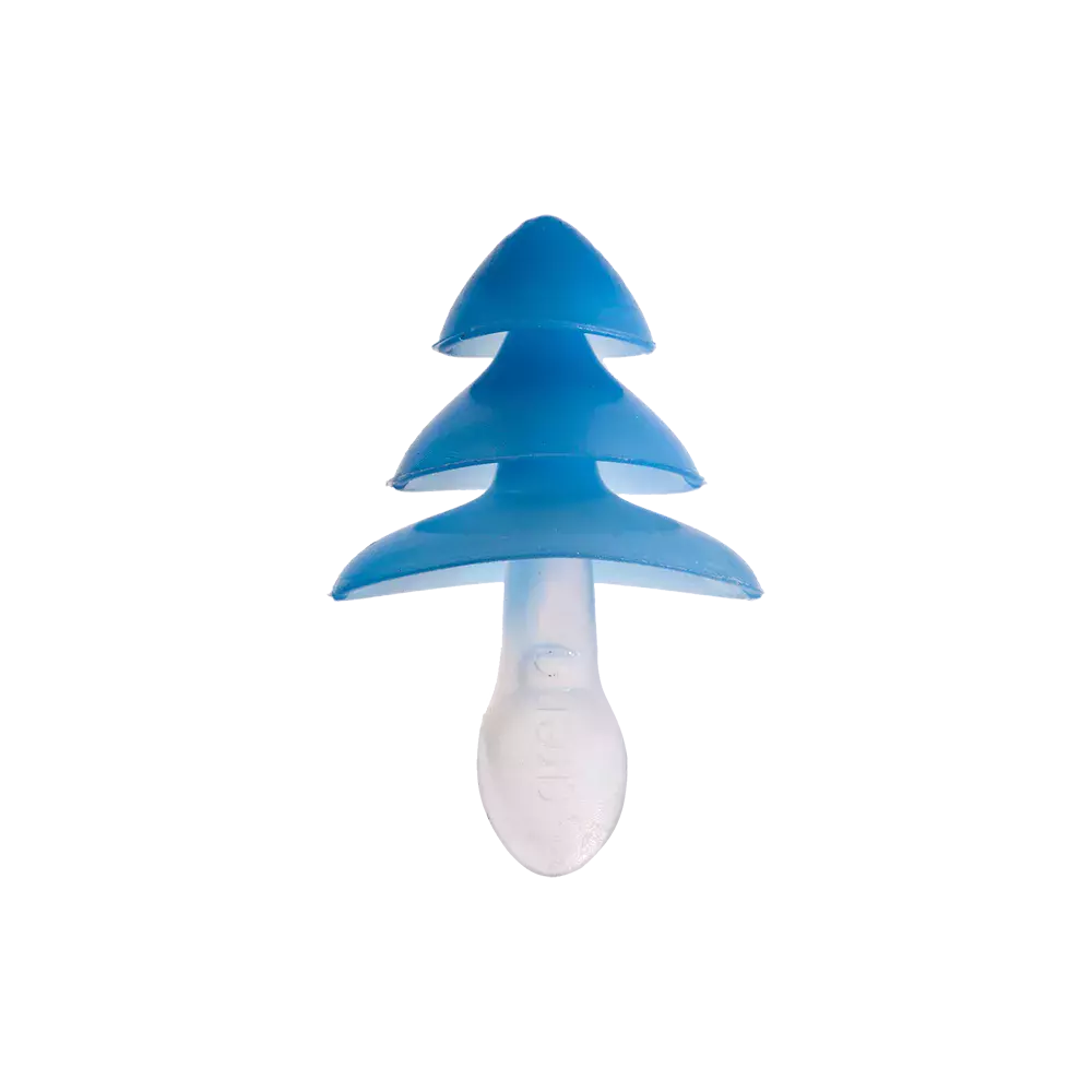 På billedet ses en lille, blød øreprop i silikone med tre blå, skålformede flanger, der minder om lagdelte blade, og en hvid, aflang tap til nem fjernelse. Designet virker ergonomisk og fleksibelt for at give tæt pasform i øregangen og reducere støj eller vandindtrængning. Farverne er klare, og materialet ser glat og hudvenligt ud — ideelt til både hvile og fritidsbrug.