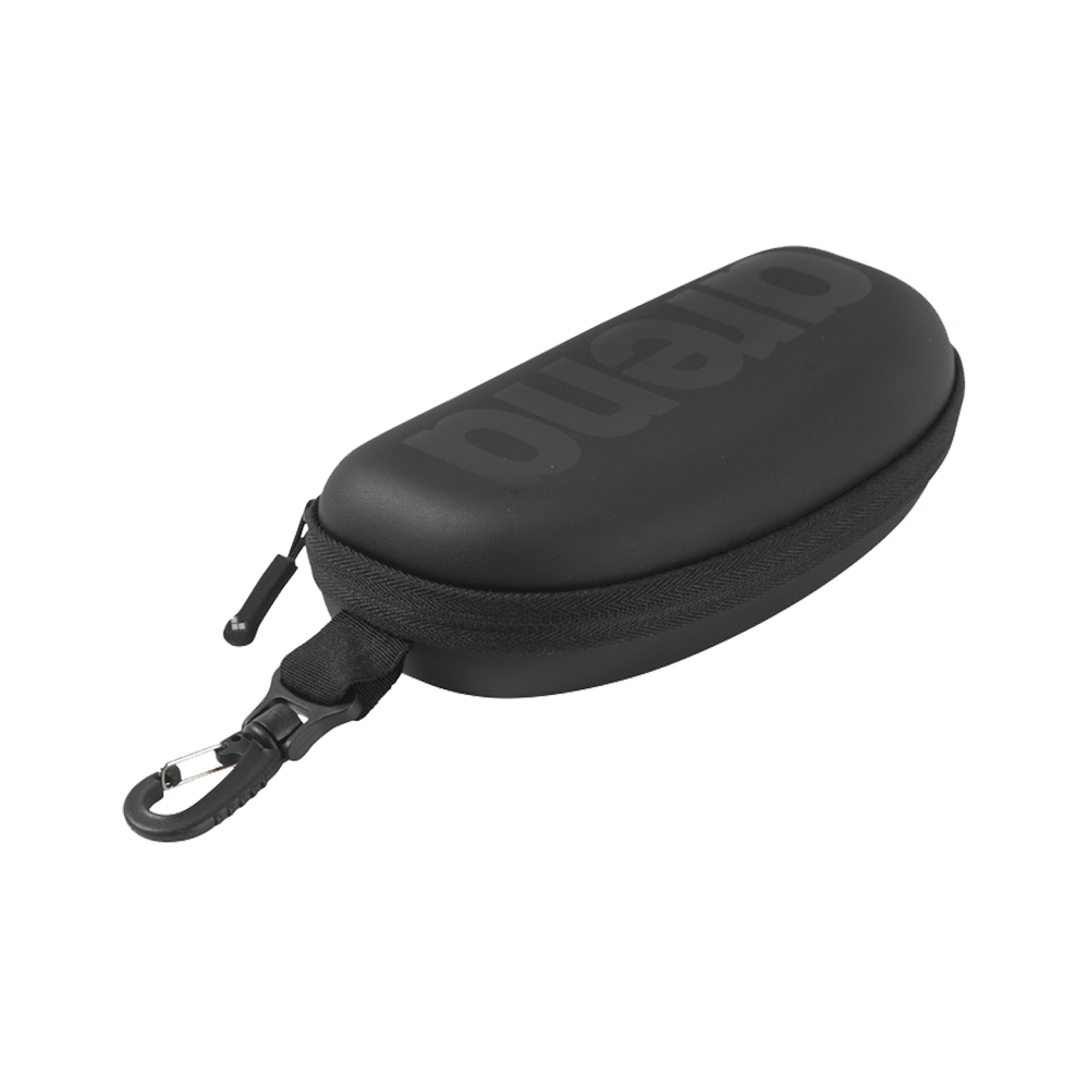 Et sort, hårdt, ovalet etui med mat overflade og lynlås. Etuiet har en integreret karabinhage, så det nemt kan fastgøres til tasken eller bæltet, og beskytter briller eller små elektronik mod stød og ridser. Indersiden virker polstret og kompakt, hvilket gør det praktisk til rejser og daglig brug. Det enkle, minimalistiske design er både funktionelt og diskret.