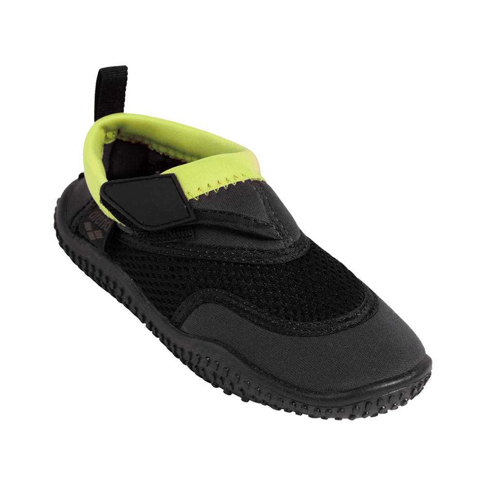 En let og praktisk vandsko i sort med neonlime inderside, lavet af åndbart mesh og neopren for hurtig tørring og komfort. Skoen har en fleksibel skridsikker gummisål og en justerbar velcrolukning, der sikrer tæt pasform og nem påtagning. Ideel til strand, pool og vandsport, beskytter tæerne samtidig med at den giver god bevægelsesfrihed på glatte overflader.