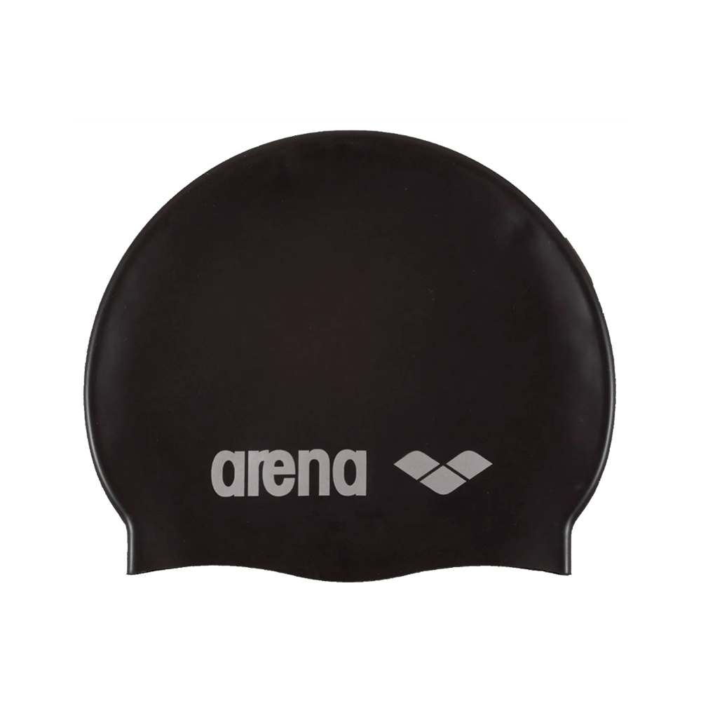 Sort badehætte fra Arena i glat silikone med diskret logo foran. Den runde, tætsiddende form giver et strømlinet fit, reducerer vandmodstand og beskytter håret under svømning. Hætten er let, fleksibel og holdbar, velegnet til træning og konkurrence for både voksne og unge. Enkel i design og nem at tage på og af.