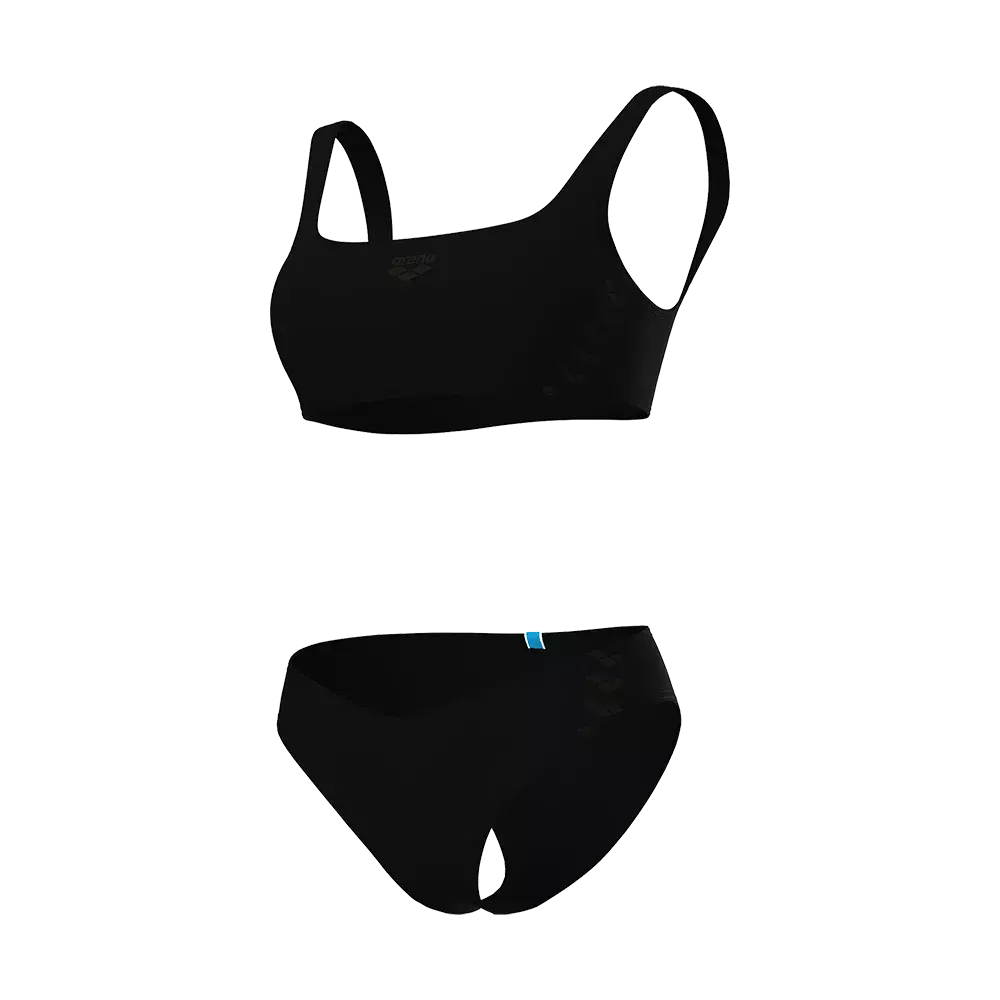 Sort to-delt svømmesæt i et simpelt, sporty design bestående af en bredskåret top med brede skulderstropper og en medium-bagdel underdel. Materialet ser glat og holdbart ud med en diskret logo-detalje, hvilket giver et minimalistisk, funktionelt udtryk. Sættet tilbyder god komfort og støtte til aktive vandsport og træning, samtidig med at det bevarer et stilrent, tidløst look.