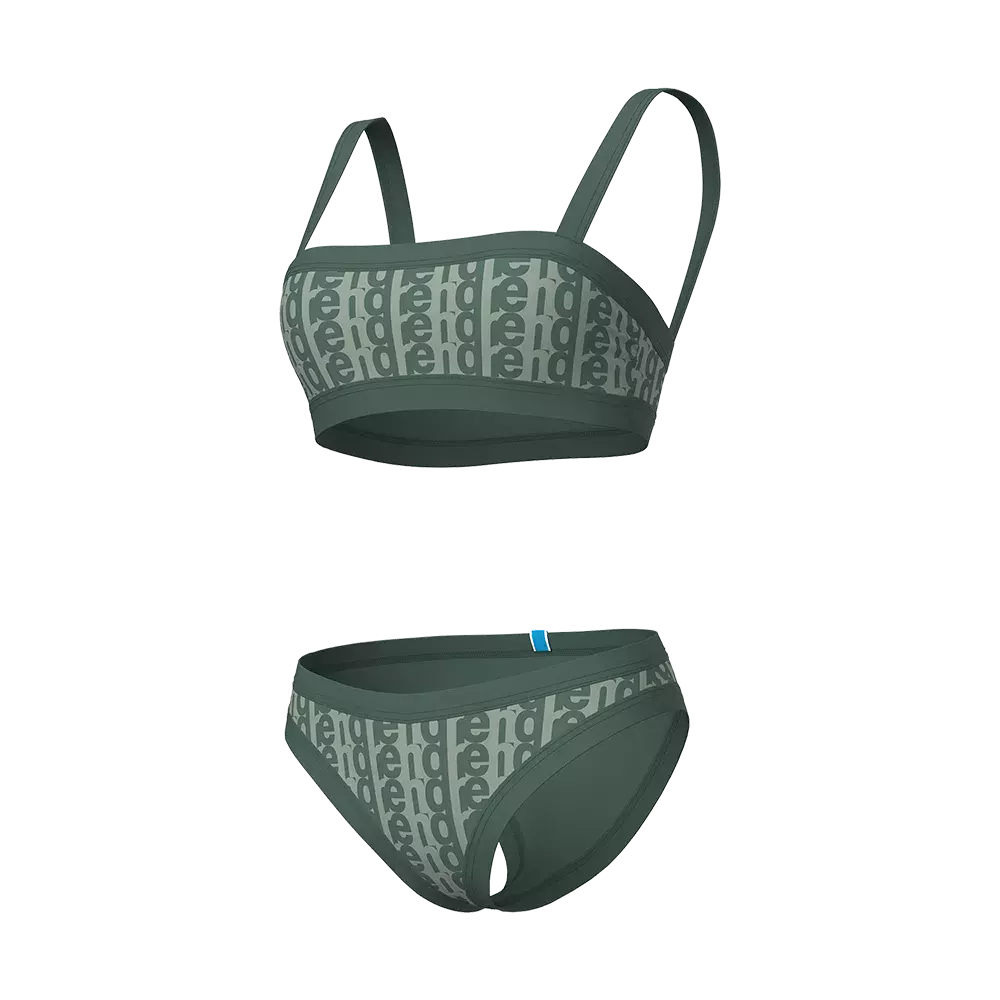 Et todelt undertøjs- eller bikini-sæt i dyb olivengrøn med et tone-i-tone mønster af gentagne bogstaver. Overdelen er en sporty bralette med smalle stropper og et bredt underbånd for støtte, mens trussen har klassisk bikinisnit med moderat dækning. Elastiske kanter og enkel syning giver et minimalistisk, moderne udtryk. Stoffet ser blødt og let ud, velegnet til både hverdag og bad.