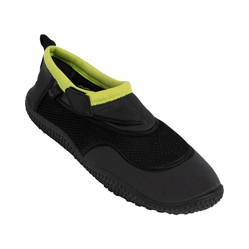 Et par sorte vandsko med limegrønne indlæg langs åbningen. Overdelen kombinerer elastisk neopren og åndbart mesh, og en justerbar strop med velcro sikrer tæt pasform. Den fleksible, mønstrede gummisål giver godt greb på våde overflader, mens det lave design gør dem nemme at trække på. Skoene fremstår lette og funktionelle, ideelle til strandaktiviteter, kajak eller svømning.
