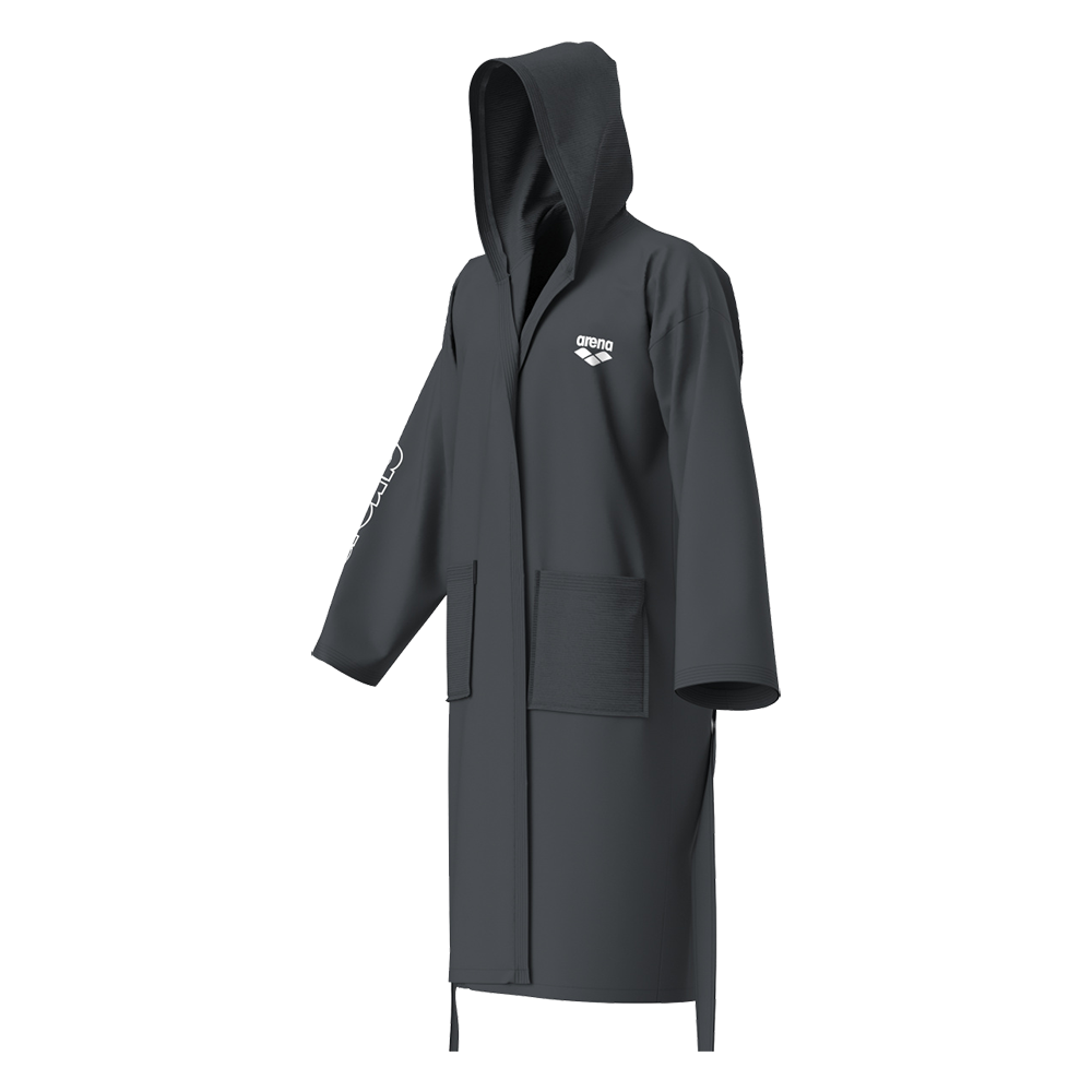 robe fra Arena har et enkelt og funktionelt design. Den er rummelig med lange ærmer, en stor hætte og to synlige forlommer. Åben foran med løstsiddende fald, hvilket gør den nem at tage på udenpå badetøj. Hvidt Arena-logo pryder brystet, og der er også tryk langs ærmet. Perfekt som omklædning efter svømning.