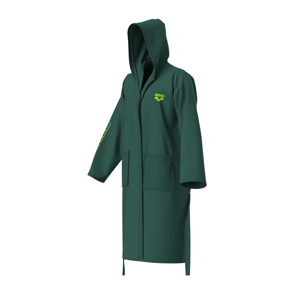 Billedet viser en lang, mørkegrøn hættebadekåbe med rummelige forlommer og bælte. Kåben har et enkelt, funktionelt snit med brede ærmer og en dyb hætte, der giver god dækning efter svømning eller træning. Et lille neon-gult "arena"-logo pryder brystet og ærmet og tilfører et sporty touch. Materialet virker robust og praktisk til udendørs brug og omklædning.