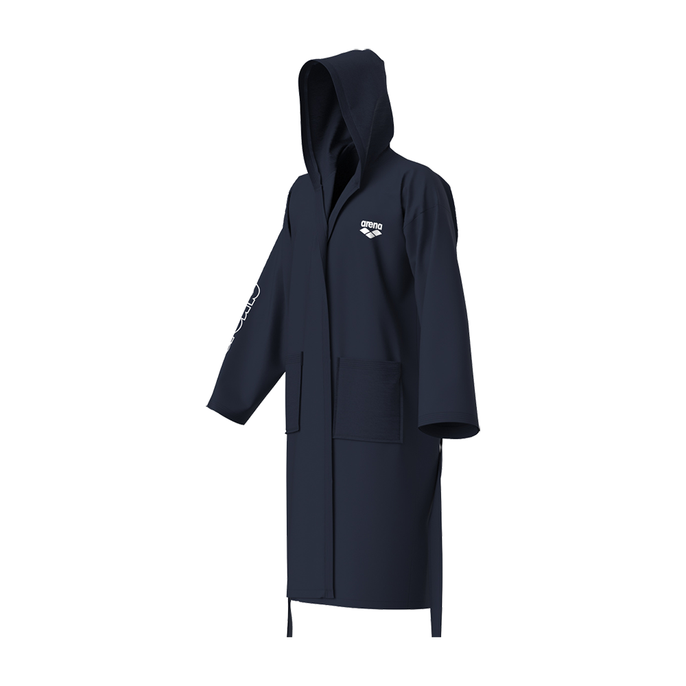 En elegant mørkeblå badekåbe med hætte fra Arena, designet til både funktion og komfort. Kåben er lang, har vide ærmer, store forlommer og et bindebælte for justerbar pasform. Materialet ser blødt og hurtigtørrende ud, velegnet til svømning eller afslapning efter træning. Enkel hvid logodetalje på bryst og ærme giver et stilrent, sporty udtryk.