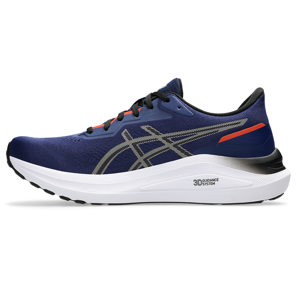 Mørkeblå løbesko i let, åndbart mesh med sorte snørebånd og diskrete røde detaljer ved hælen. Skoen har hvid, tyk mellemsål med mærket 3D Guidance System, buet form for god fremadskridt og synlig stødabsorbering. Sidelogo i kontrastfarve giver et sporty udtryk, mens det polstrede skaft sikrer komfort og pasform. Velegnet til daglig løbetræning og lange ture på asfalt.