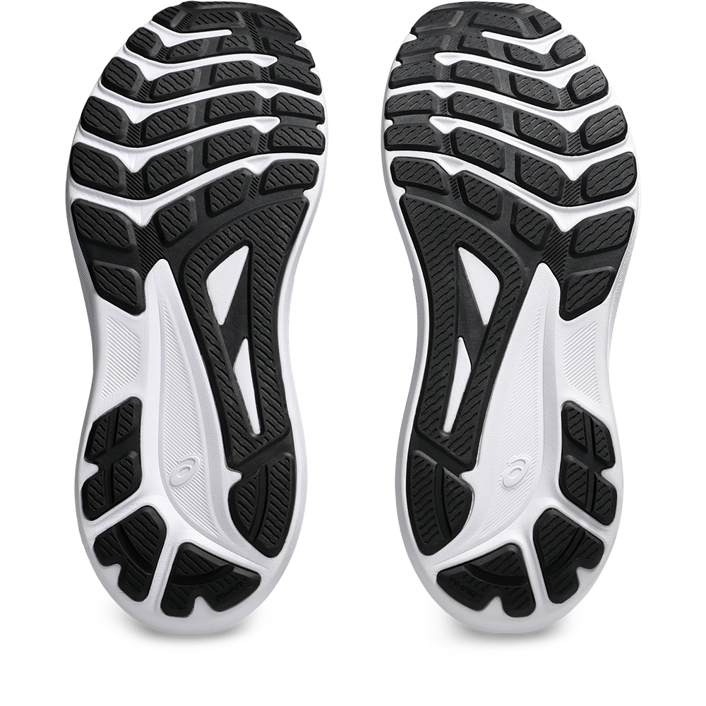 Billedet viser sålerne fra et par løbesko set nedenfra. De er hvide med sorte gummimønstre, der danner fleksible riller og slidstærke kontaktflader for bedre greb. Designet kombinerer letvægts skum og hårdere gummipuder ved hæl og forfod for stødabsorbering og holdbarhed. Mønstrets dybe riller antyder god fleksibilitet og afvandingsmulighed, velegnet til både asfaltløb og daglig træning.