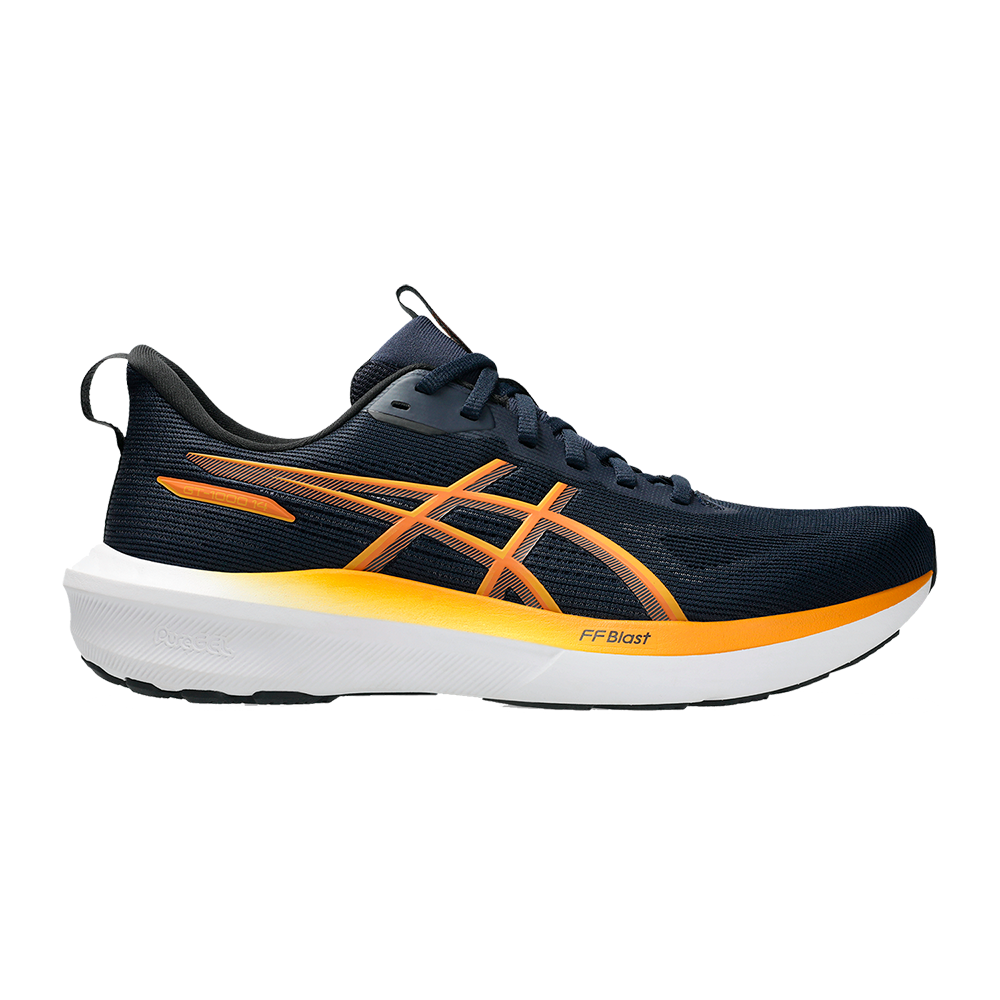 Et mørkeblåt løbesko med markante orange detaljer og ASICS-striber langs siden. Overdelen ser ud til at være åndbart mesh, mens den hvide mellemsål med orange gradient og mærket "FF Blast" antyder stødabsorbering og respons. Hælkappe og polstret krave giver støtte, og traditionelle snørebånd sikrer pasform. Skoen fremstår let, stabil og designet til tempo- eller langtursløb med et moderne, atletisk udtryk.