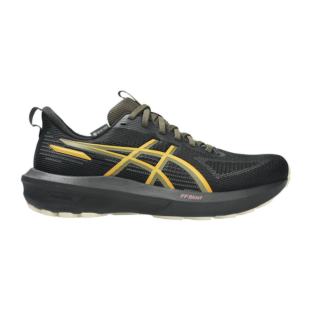 Et moderne løbesko i sort med markante gule striber langs siden. Overdelen er åndbar mesh med snørebånd og en lille GORE‑TEX‑label ved anklen, mens en tyk, støddæmpende mellemsål med “FFBlast” tekst giver ekstra komfort. Skoen har en let buet profil, hælophæng og gummisål til greb. Designet virker robust og velegnet til både træning og hverdag.