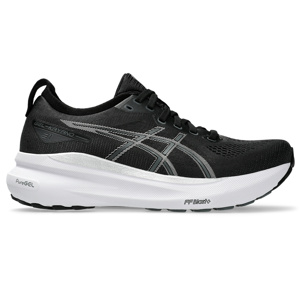 Sort løbesko med hvid, polstret mellemsål og markante Asics-striber i reflekterende detalje. Overdelen er i åndbart mesh med forstærkede snøreløfter og en lille trækflig ved hælen for nem påtagning. Skoen har avanceret støddæmpning (PureGEL/FF Blast+) og en robust ydersål, der lover god komfort og stabilitet til både daglig træning og længere løbeture. Moderne, minimalistisk design.